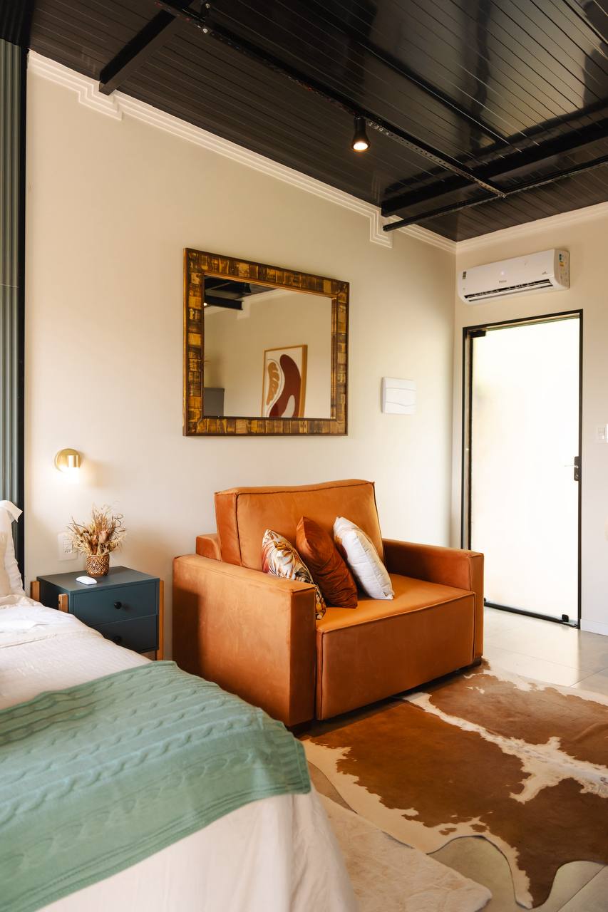 Ambiente interno do chalé Refúgio dos Lobos — conforto premium em 36m² de loft para casal